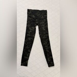 SPANX Look at Me Now Seamless Leggings High rise Camo Green size medium